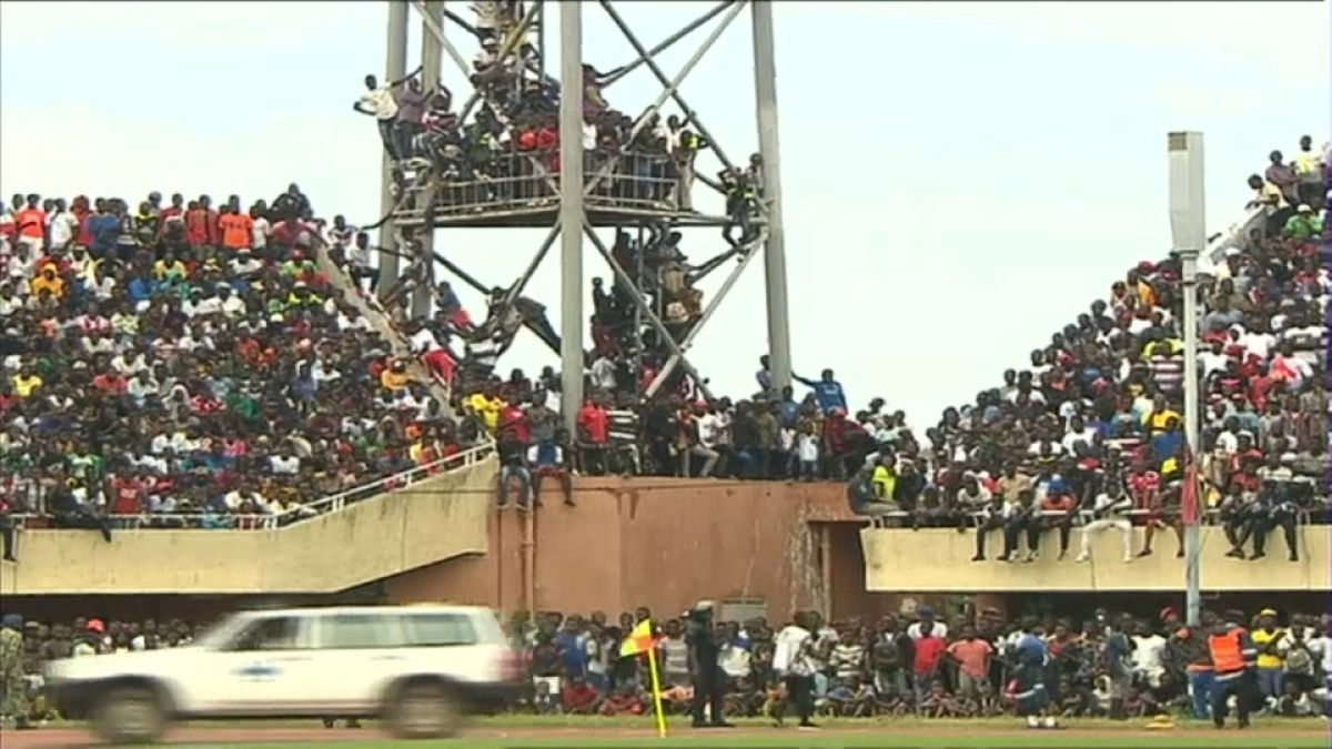 شاهد: جماهير غامبيا تغزو ملعب الإستقلال خلال لقاء تصفيات كأس إفريقيا أمام الجزائر 