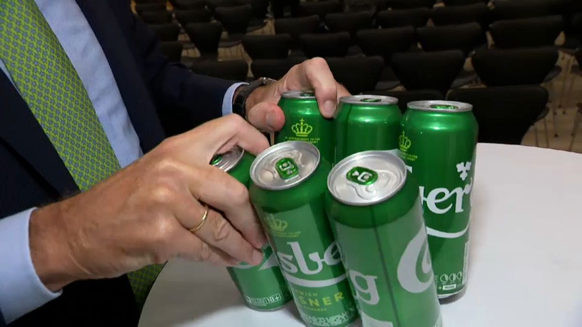 Carlsberg sustituirá las anillas de plástico de sus latas por pegamento