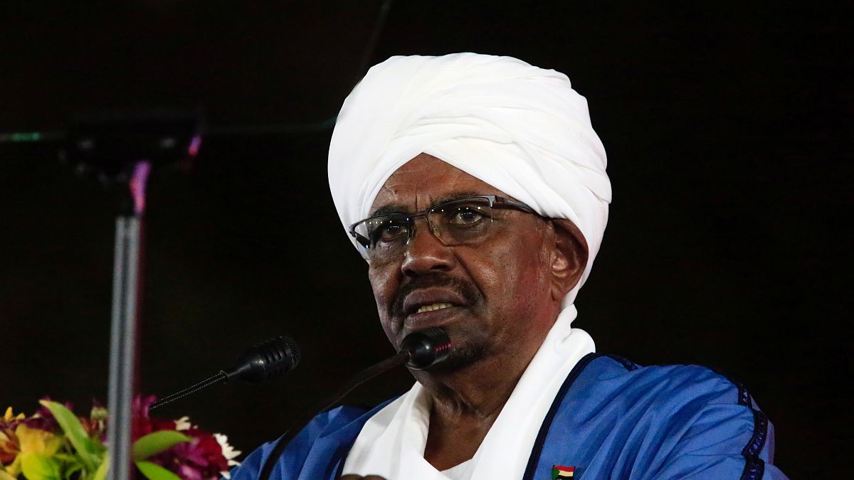 الرئيس السوداني عمر البشير يحل الحكومة ويعلن معتز موسى رئيسا للوزراء