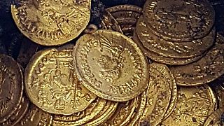 اكتشاف مئات العملات الذهبية الرومانية مدفونة في قبو مسرح إيطالي