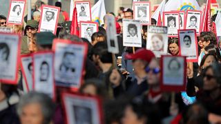 Miles de chilenos reclaman verdad y justicia en el 45 aniversario del golpe militar