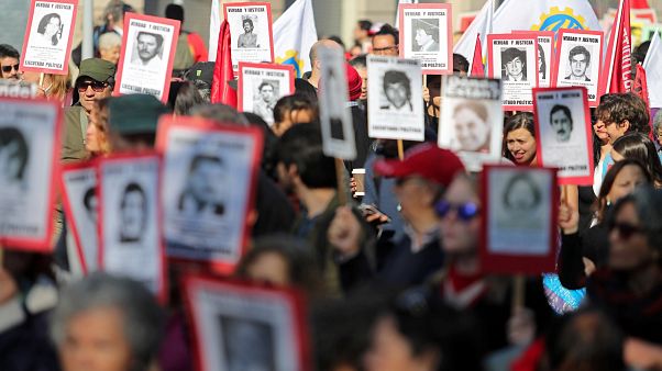 Miles de chilenos reclaman verdad y justicia en el 45 aniversario del golpe militar Miles de chilenos reclaman verdad y justicia en el 45 aniversario del golpe militar