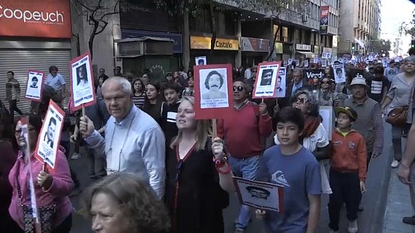 Confrontos em marcha do 45.º aniversário do golpe militar no Chile Confrontos em marcha do 45.º aniversário do golpe militar no Chile