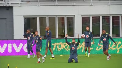 Neymar llama la atención de las cámaras en el entrenamiento de Brasil
