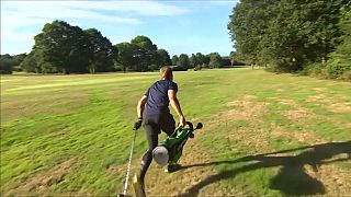 شاهد: لاعبو الغولف يركضون في بطولة بريطانيا لرياضة الغولف السريع