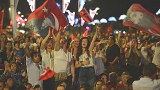 İzmir yine rengârenk: Kurtuluş yıl dönümünü onbinler meydanlarda kutladı