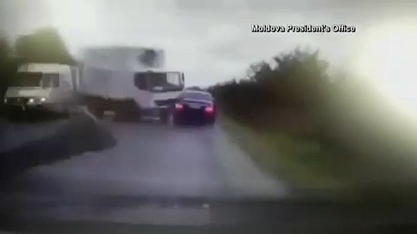 شاهد: رئيس جمهورية مولدوفا ينجو من "شاحنة طائشة" شاهد: رئيس جمهورية مولدوفا ينجو من "شاحنة طائشة"