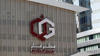 شعار شركة قطر غاز على مقر الشركة في العاصمة القطرية، الدوحة.