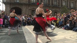 "رقصة البط الاربعة" لفرقة مدرسة أردنتسيا في مكسيكو
