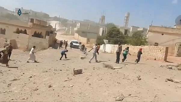Nach Luftangriffen auf Idlib: Zehntausende fliehen Nach Luftangriffen auf Idlib: Zehntausende fliehen