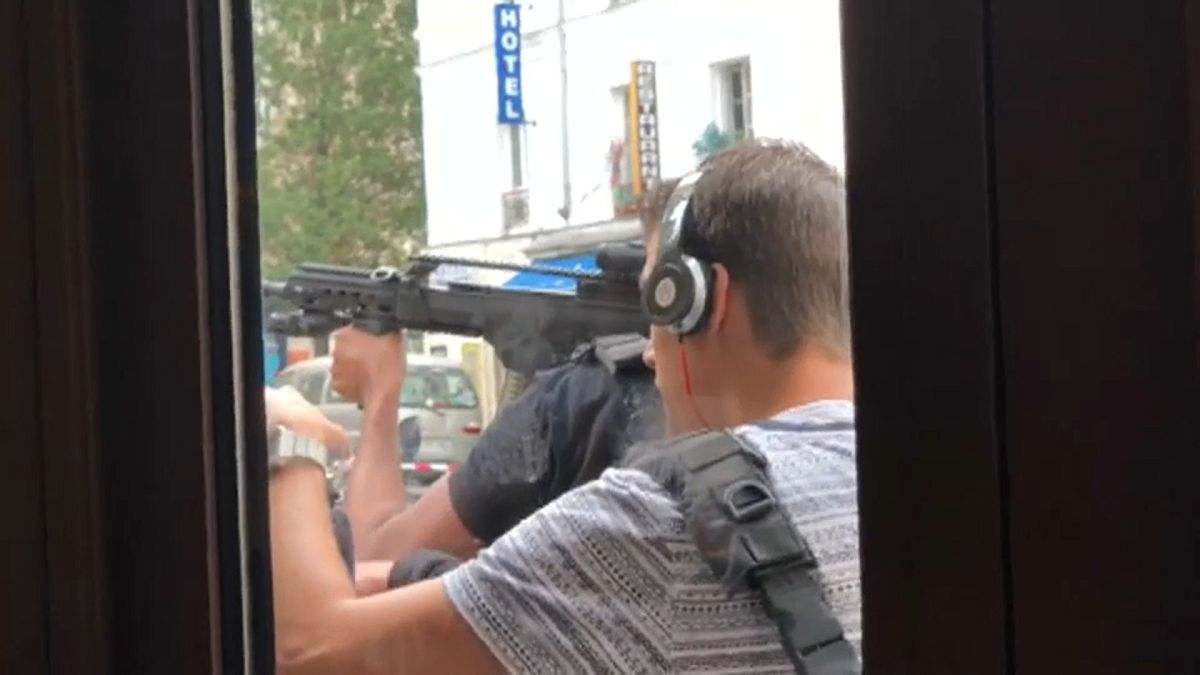 فيديو لعملية تدخل للشرطة الفرنسية في باريس بهدف إيقاف رجل أطلق تهديدات 