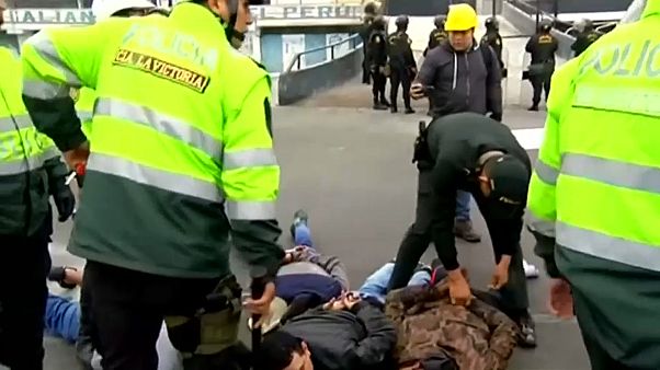 بالفيديو: صدامات بين مشجعي كرة القدم وجماعة إنجيلية في البيرو بسبب قطعة أرض بالفيديو: صدامات بين مشجعي كرة القدم وجماعة إنجيلية في البيرو بسبب قطعة أرض
