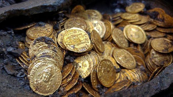 Encuentran en Italia 300 monedas de oro de la época romana Encuentran en Italia 300 monedas de oro de la época romana