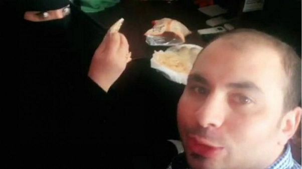 Un hombre arrestado en Arabia Saudí por desayunar con una compañera de trabajo Un hombre arrestado en Arabia Saudí por desayunar con una compañera de trabajo