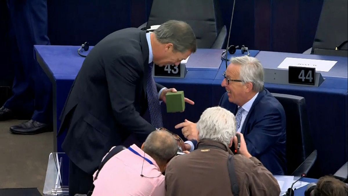 ¿Qué hay en la caja verde que ha regalado Farage a Juncker? 