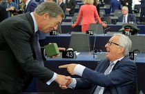 Ajándékkal búcsúztatta Farage a leköszönő Junckert