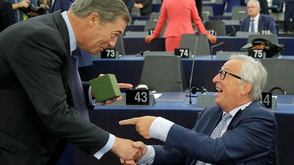 Ajándékkal búcsúztatta Farage a leköszönő Junckert Ajándékkal búcsúztatta Farage a leköszönő Junckert