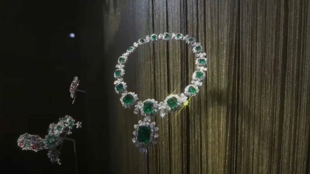 Liz Taylor's jewels on show in Moscow