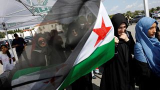 نساء يحملن علم الجيش السوري الحر 