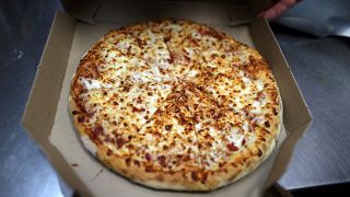دومينوز بيتزا تقدم 100 عام من البيتزا لمن يختار وشم شعارها على جسده