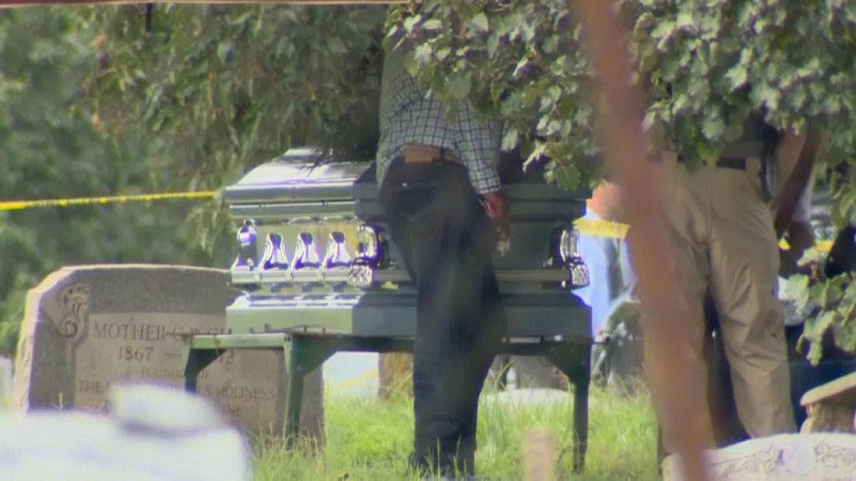 شاهد: وفاة شخص خلال إطلاق نار في مقبرة بمدينة بالتيمور الأمريكية