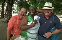 البائعون المتجولون في كوبا يحيون الغناء التقليدي لجذب الزبائن