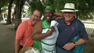 البائعون المتجولون في كوبا يحيون الغناء التقليدي لجذب الزبائن