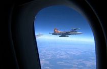 An Bord eines NATO-Flugzeugs während eines Manövers