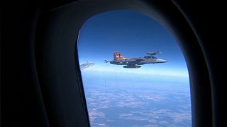 An Bord eines NATO-Flugzeugs während eines Manövers