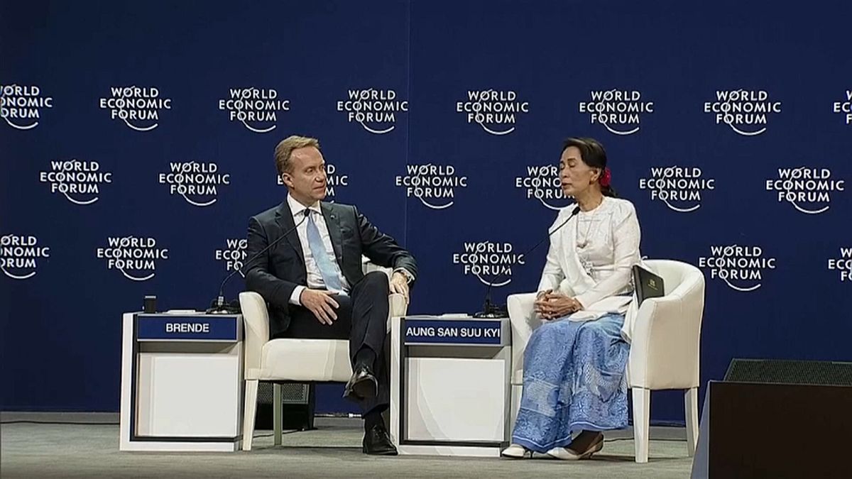 Aung San Suu Kyi defends jailing of journalists