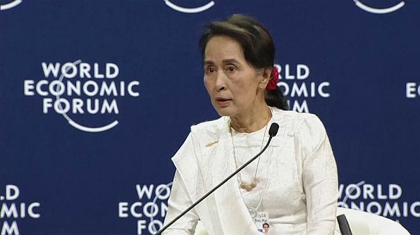 Aung San Suu Kyi defiende el encarcelamiento de los periodistas de Reuters Aung San Suu Kyi defiende el encarcelamiento de los periodistas de Reuters