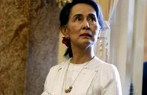 Υπερασπίζεται την καταδίκη δημοσιογράφων η Αούνγκ Σαν Σου Κι