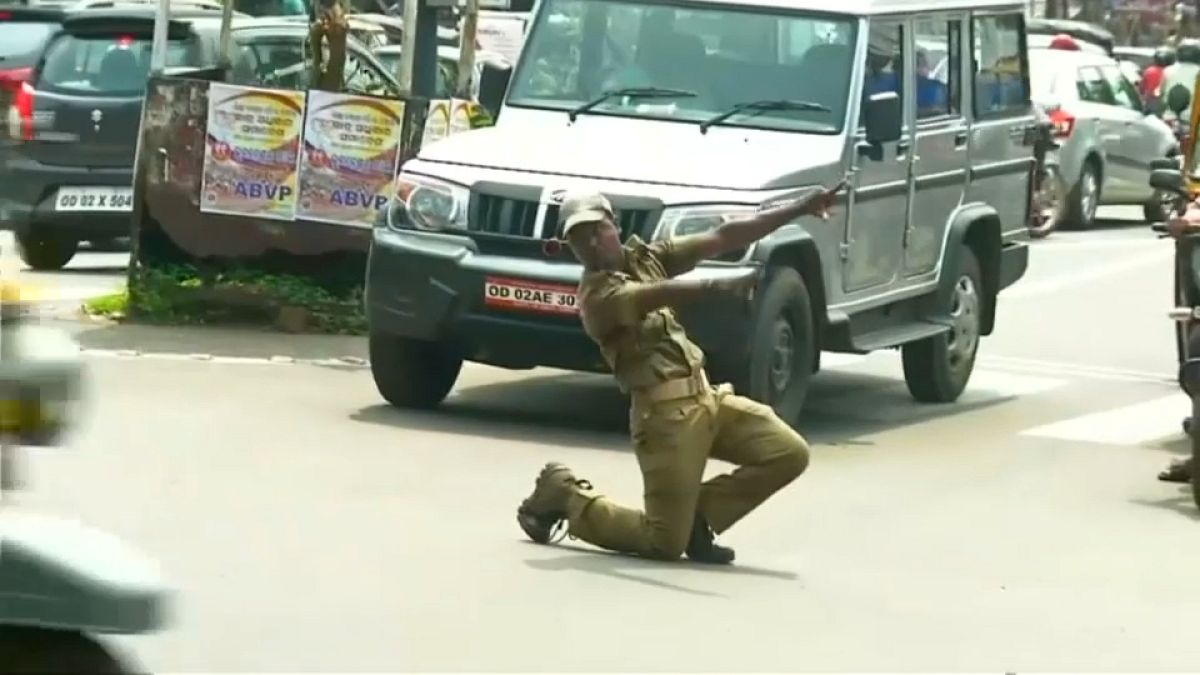 Tánccal irányítja a forgalmat az indiai rendőr