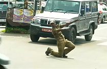 Un policier indien fait la danse du feu rouge