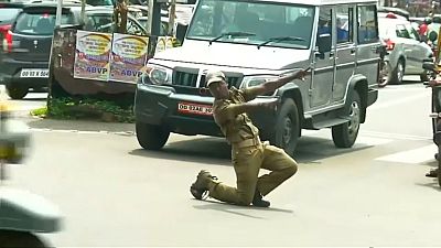 Un policier indien fait la danse du feu rouge