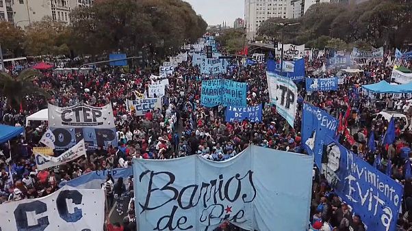 Argentinos protestam contra austeridade Argentinos protestam contra austeridade