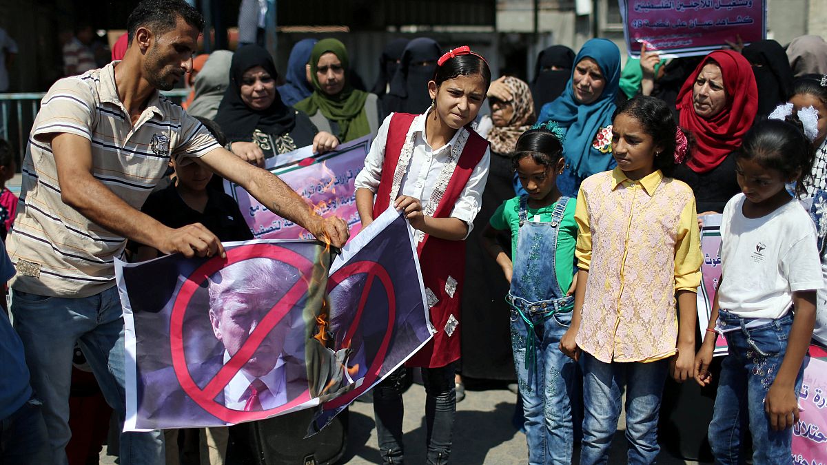 فلسطينيون يحرقون صورة ترامب في مظاهرة احتجاجا على وقف تمويل الأونروا