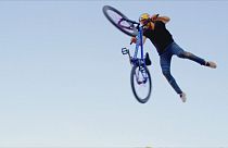 شاهد: قفزة بهلوانية بالدراجة الجبلية للبولوني جودزيك