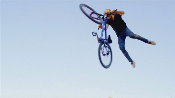 Ciclista de montanha efetua acrobacia inédita Ciclista de montanha efetua acrobacia inédita