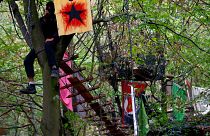 Le capanne costruite dai militanti ecologisti nella foresta di Hambach