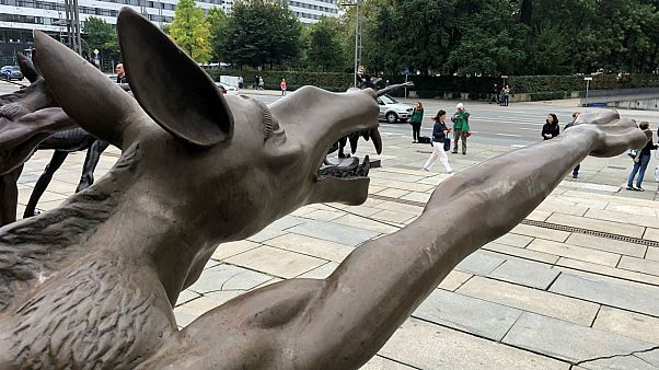 Hitler salute wolves erected in Chemnitz after far-right protests Hitler salute wolves erected in Chemnitz after far-right protests
