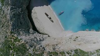 فيديو: إصابة 7 سائحين بعد انهيار صخري فوق شاطئ في اليونان