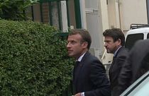 شاهد: الرئيس الفرنسي إيمانويل ماكرون يزور أرملة المناضل موريس أودان