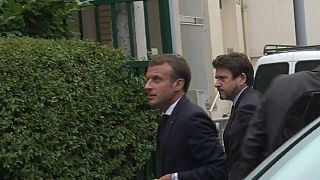 شاهد: الرئيس الفرنسي إيمانويل ماكرون يزور أرملة المناضل موريس أودان