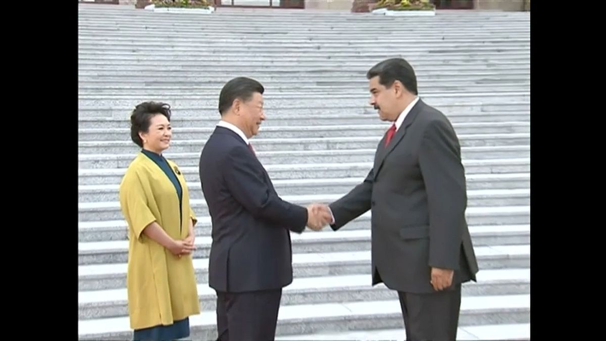 Nicolás Maduro estrecha la mano del presidente chino Xi Jinping