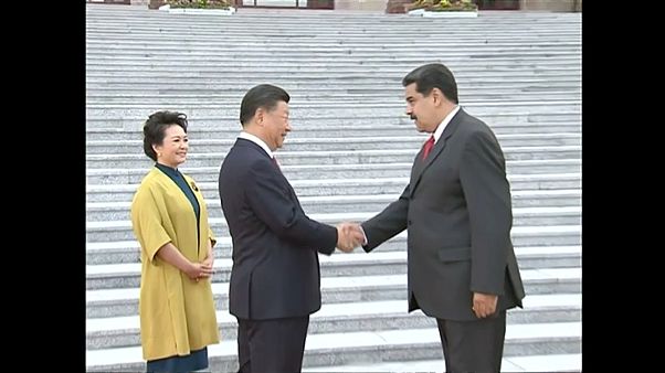 Nicolás Maduro estrecha la mano del presidente chino Xi Jinping Nicolás Maduro estrecha la mano del presidente chino Xi Jinping