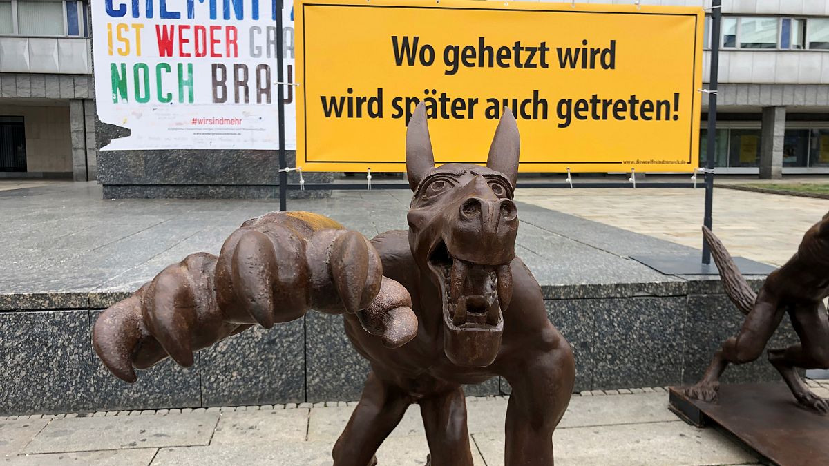 تماثيل الذئب للفنان راينر أوبولكا في كيمنتس بألمانيا