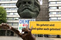 Aşırı sağcıların sembolü haline gelen Chemnitz'te Nazi selamı veren kurt heykeli dikildi