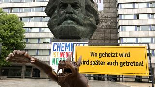 Aşırı sağcıların sembolü haline gelen Chemnitz'te Nazi selamı veren kurt heykeli dikildi