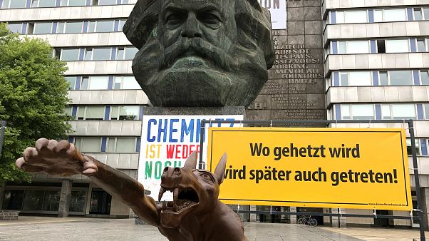 Aşırı sağcıların sembolü haline gelen Chemnitz'te Nazi selamı veren kurt heykeli dikildi Aşırı sağcıların sembolü haline gelen Chemnitz'te Nazi selamı veren kurt heykeli dikildi